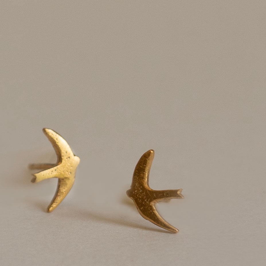 Gold swift stud earrings